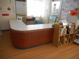 図書室受付カウンターの写真