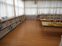 開架図書室の様子の写真