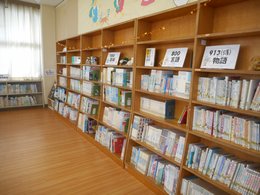 図書室の開架式本棚の写真