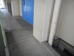 体育館へのスロープの写真