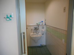 車いすトイレ表示と引き戸の写真