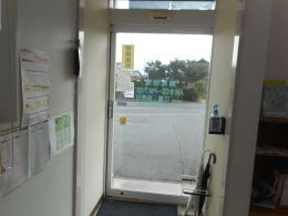 ドア内部より駐車場の写真
