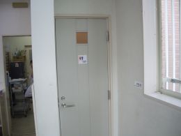 入口正面のトイレドアの写真