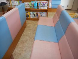 院内出入口すぐの待合室のの写真