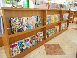 待合室の本棚から受付方向の写真