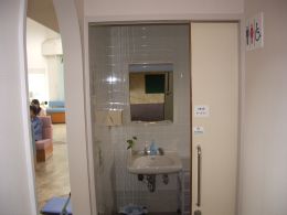 多機能トイレ内手洗い器の写真