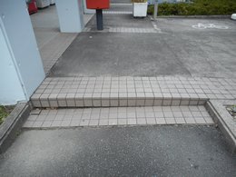 駐車場から２段の階段の写真
