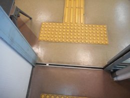 内部出入口の誘導ブロックの写真