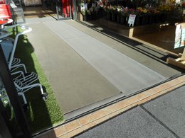 平坦な広い入口の写真