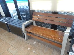トイレ前のベンチの写真