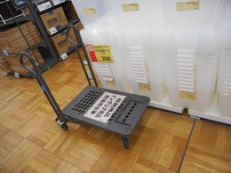 通路内の運搬用具の写真