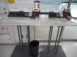 用紙記入のカウンターテーブルの写真