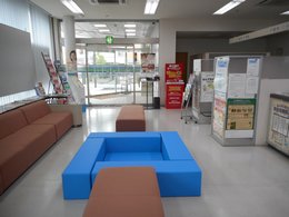 ロビーの待合用ソファーの写真