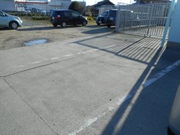 隣地の駐車場の写真