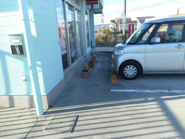 建物前の車止めの写真