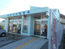 歩道より出入口へのスロープの写真