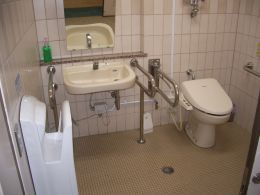 多機能トイレ案内板の写真