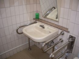 構内多機能トイレの手洗い器の写真