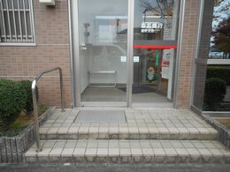 歩道から出入口への階段の写真