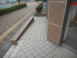 正面入り口へのスロープの写真