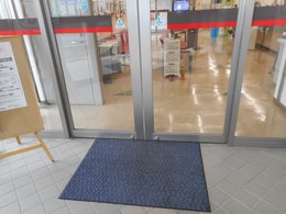 自動２重引き戸から内部への写真
