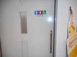 トイレ入口引き戸の写真