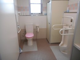 多機能トイレ案内板の写真